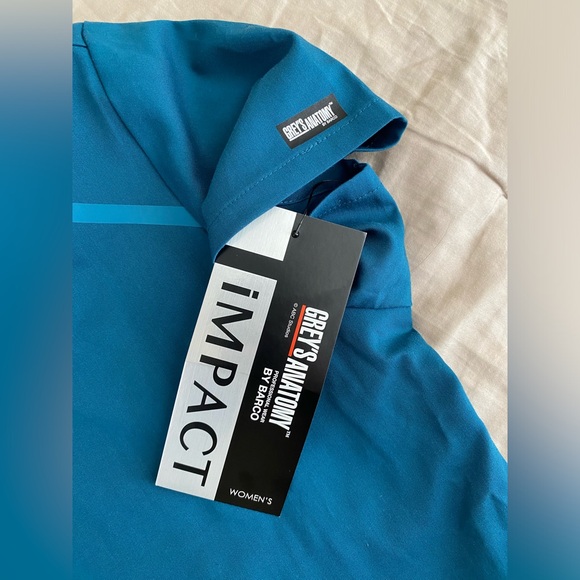 New women’s scrub top - Picture 4 of 5